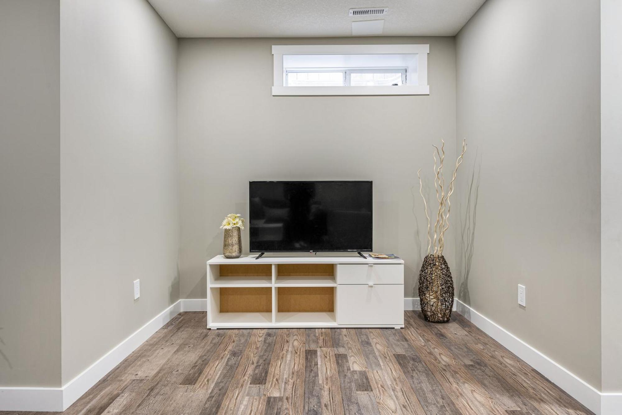 Modern 2 Bedroom Basement Suite With Laundry Calgary Exterior photo