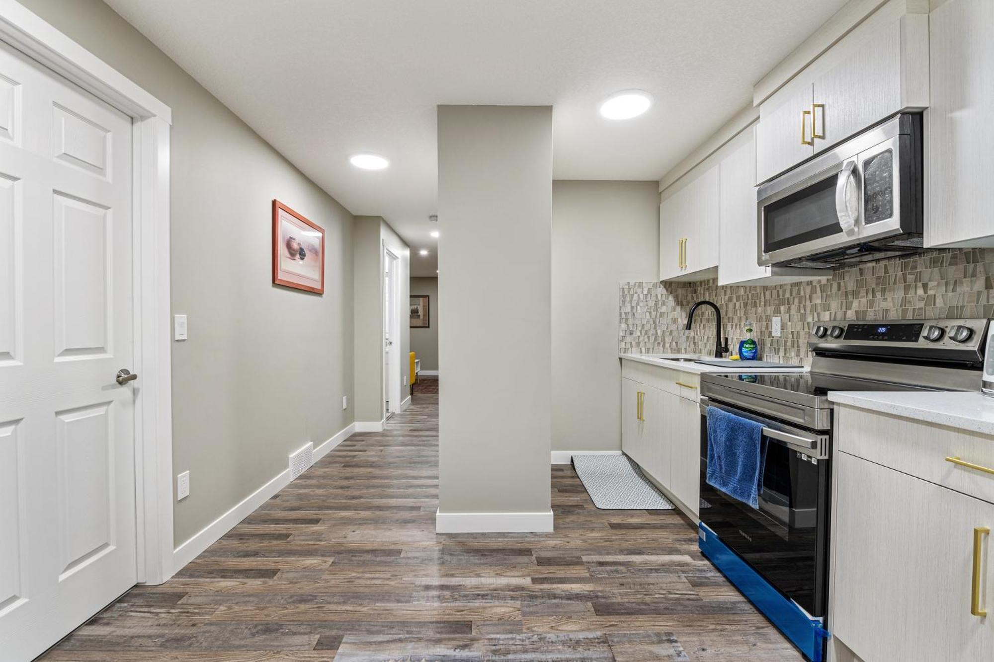 Modern 2 Bedroom Basement Suite With Laundry Calgary Exterior photo