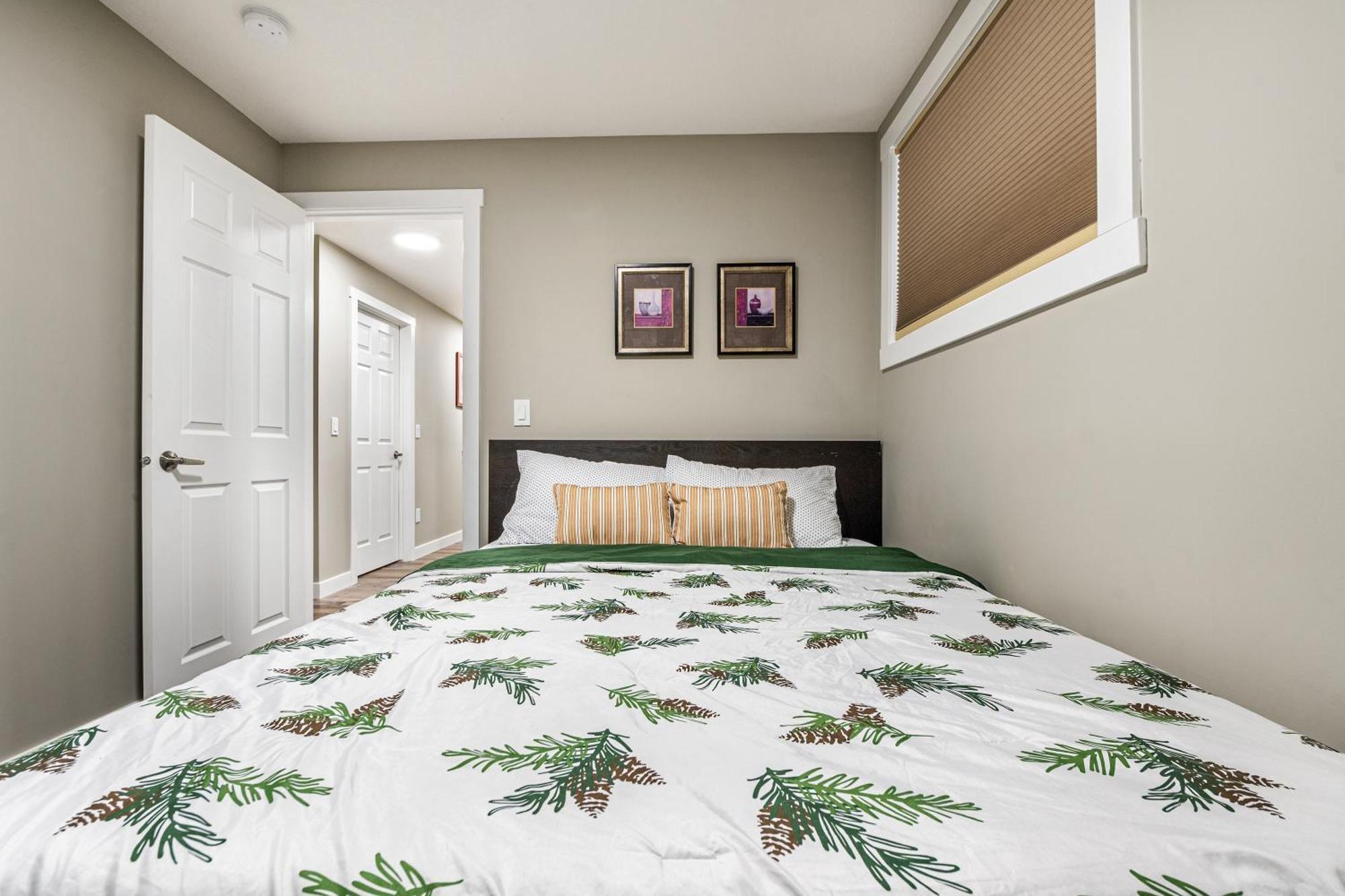Modern 2 Bedroom Basement Suite With Laundry Calgary Exterior photo