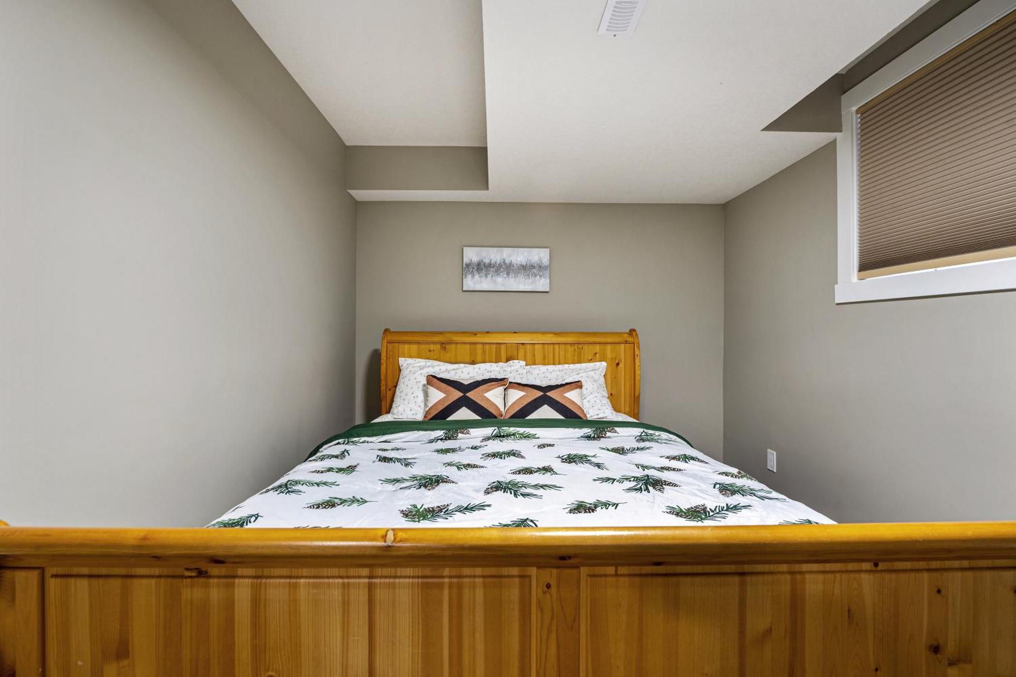Modern 2 Bedroom Basement Suite With Laundry Calgary Exterior photo