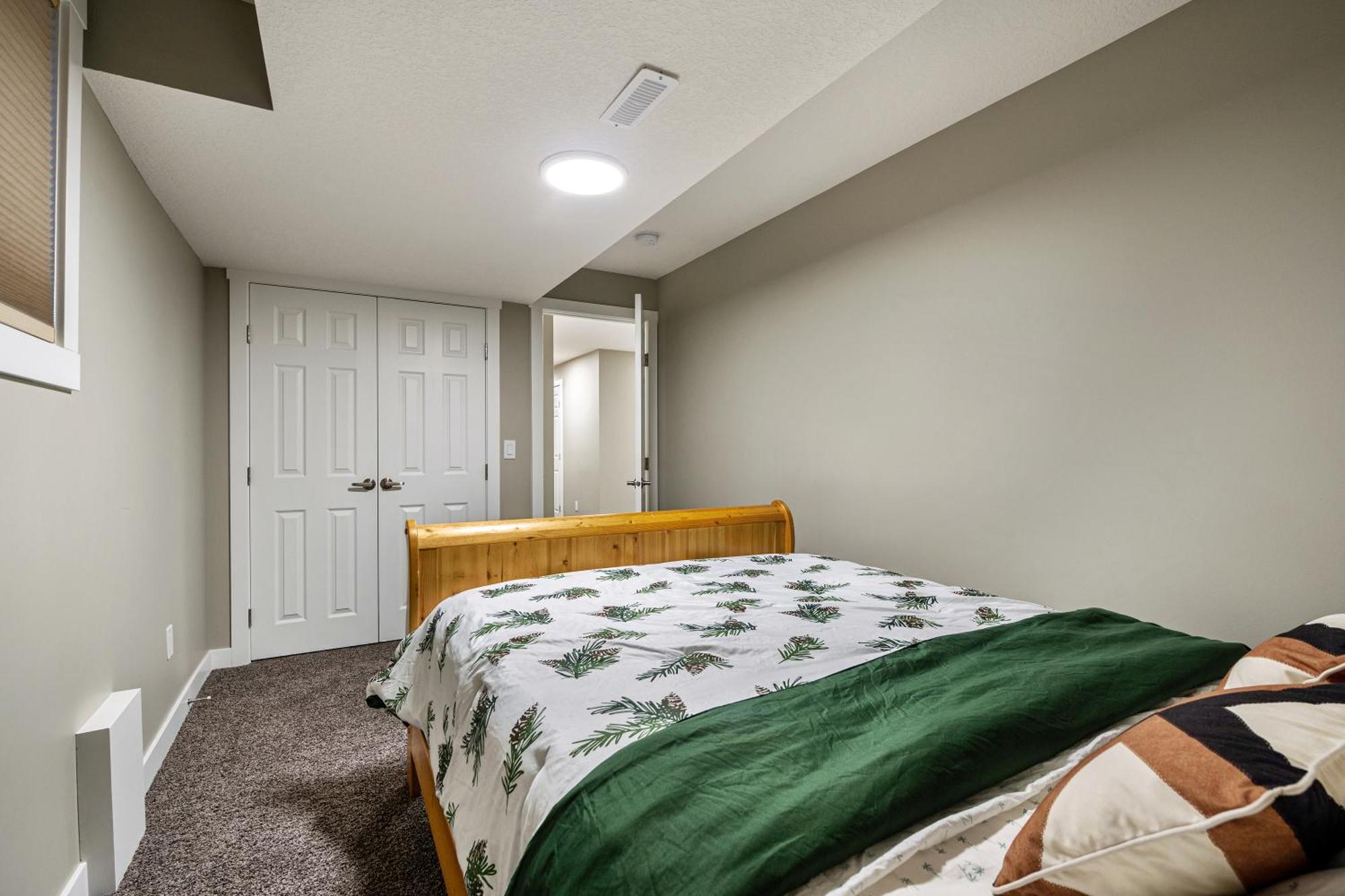 Modern 2 Bedroom Basement Suite With Laundry Calgary Exterior photo